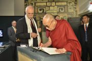 Его Святейшество Далай-лама оставляет запись в книге гостей в музее этнологии. Гамбург, Германия. 25 августа 2014 г. Фото: Мануэль Бауэр.