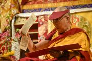 Его Святейшество Далай-лама читает из тибетского текста на второй сессии второго дня учений. Гамбург, Германия. 25 августа 2014 г. Фото: Мануэль Бауэр.