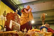 Его Святейшество Далай-лама приветствует аудиторию перед началом посвящения Авалокитешвары. Гамбург, Германия. 26 августа 2014 г. Фото: Мануэль Бауэр.