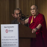 Далай-лама прочел в Дели публичную лекцию «Единый мир, единое будущее, единое человечество»