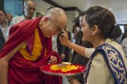 Его Святейшество Далай-ламу приветствуют перед началом межрелигиозной встречи. Дели, Индия. 20 сентября 2014 г. Фото: Тензин Чойджор (офис ЕСДЛ)