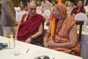 Его Святейшество Далай-лама и Свами Авимуктешварананд Сарасвати перед началом первой пленарной сессии "Взаимопонимание между представителями разных религий и общечеловеческие ценности" в первый день двухдневной межрелигиозной встречи Дели, Индия. 20 сентября 2014 г. Фото: Тензин Чойджор (офис ЕСДЛ)