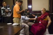 Его Святейшество Далай-лама отвечает на вопросы журналистов во время обеденного перерыва в первый день двухдневной встречи представителей разных духовных традиций. Дели, Индия. 20 сентября 2014 г. Фото: Тензин Чойджор (офис ЕСДЛ)