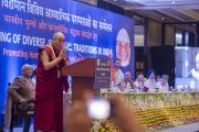 Его Святейшество Далай-лама выступает с вступительным словом на созванной им встрече представителей разных духовных традиций. Дели, Индия. 20 сентября 2014 г. Фото: Тензин Чойджор (офис ЕСДЛ)