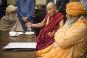 Его Святейшество Далай-лама беседует с Маулана Вахидуддин Ханом и Шейхул Машейх Сиед Заинул Абедин Али Ханом во время обеденного перерыва в первый день двухдневной встречи представителей разных духовных традиций. Дели, Индия. 20 сентября 2014 г. Фото: Тензин Чойджор (офис ЕСДЛ)