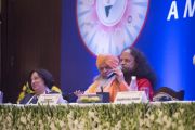 Пуджья Свами Чидананд Сарасвати выступает на первой пленарной сессии в первый день двухдневной межрелигиозной встречи, проходящей по инициативе Его Святейшества Далай-ламы. Дели, Индия. 20 сентября 2014 г. Фото: Тензин Чойджор (офис ЕСДЛ)