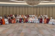 Групповая фотография делегатов двухдневной межрелигиозной встречи, проходящей по инициативе Его Святейшества Далай-ламы. Дели, Индия. 20 сентября 2014 г. Фото: Тензин Чойджор (офис ЕСДЛ)