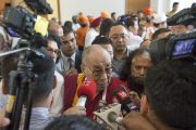 Его Святейшество Далай-лама общается с журналистами в первый день созванной им двухдневной межрелигиозной встречи. Дели, Индия. 20 сентября 2014 г. Фото: Тензин Чойджор (офис ЕСДЛ)