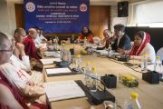 Обсуждение в небольших группах в первый день двухдневной межрелигиозной встречи, проходящей по инициативе Его Святейшества Далай-ламы. Дели, Индия. 20 сентября 2014 г. Фото: Тензин Чойджор (офис ЕСДЛ)