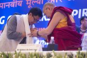 Его Святейшество Далай-лама и министр внутренних дел Индии Кирен Риджиджу на церемонии закрытия межрелигиозной встречи, проходившей в Дели по инициативе Далай-ламы. Дели, Индия. 21 сентября 2014 г. Фото: Тензин Чойджор (офис ЕСДЛ)