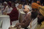 Делегаты межрелигиозной встречи, проводившейся по инициативе Его Святейшества Далай-ламы, на втором пленарном заседании "Окружающая среда, образование и общество". Дели, Индия. 21 сентября 2014 г. Фото: Тензин Чойджор (офис ЕСДЛ)