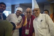 Его Святейшество Далай-лама с поварами гостиницы Хаят, где проходила встреча представителей разных духовных традиций. Дели, Индия. 21 сентября 2014 г. Фото: Тензин Чойджор (офис ЕСДЛ)