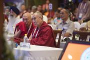Профессор Самдонг Ринпоче переводит с хинди на тибетский для Его Святейшества Далай-ламы во время второго пленарного заседания межрелигиозной встречи. Дели, Индия. 21 сентября 2014 г. Фото: Тензин Чойджор (офис ЕСДЛ)
