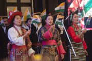 Артисты Тибетского института исполнительских искусств выступают с песней "Спасибо Индия!" на закрытии межрелигиозной встречи, проходившей в Дели по инициативе Далай-ламы. Дели, Индия. 21 сентября 2014 г. Фото: Тензин Чойджор (офис ЕСДЛ)
