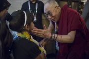 Его Святейшество Далай-лама с дочкой одного из участников межрелигиозной встречи. Дели, Индия. 21 сентября 2014 г. Фото: Тензин Чойджор (офис ЕСДЛ)