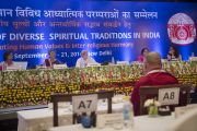 Его Святейшество Далай-лама слушает доклады на третьем пленарном заседании межрелигиозной встречи, проходившей в Дели по его инициативе. Дели, Индия. 21 сентября 2014 г. Фото: Тензин Чойджор (офис ЕСДЛ)