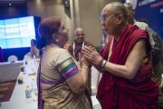 Индира Джа беседует с Его Святейшеством Далай-ламой после завершения второго пленарного заседания межрелигиозной встречи, проходившей по инициативе Далай-ламы. Дели, Индия. 21 сентября 2014 г. Фото: Тензин Чойджор (офис ЕСДЛ)