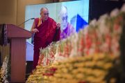 Его Святейшество Далай-лама выступает на церемонии закрытия межрелигиозной встречи, проводившейся в Дели по его инициативе. Дели, Индия. 21 сентября 2014 г. Фото: Тензин Чойджор (офис ЕСДЛ)