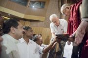 Его Святейшество Далай-лама подписывает книгу одному из своих почитателей после лекции в культурном центре Indian Habitat Centre. Дели, Индия. 22 сентября 2014 г. Фото: Тензин Чойджор (офис ЕСДЛ)