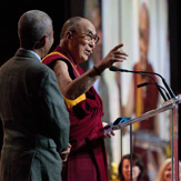 В Ванкувере Далай-лама принял участие в беседах о воспитании сердца