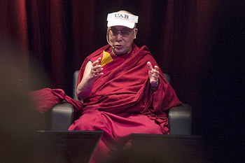 Далай-лама принял участие в симпозиуме «Нейропластичность и исцеление» в университете Алабамы и посетил известную баптистскую церковь