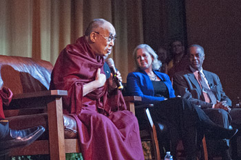 В Бирмингеме Далай-лама встретился с тибетцами, принял участие в межрелигиозном диалоге и прочел лекцию о светской этике