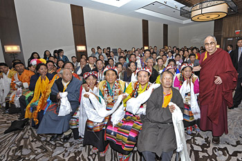 В Бирмингеме Далай-лама встретился с тибетцами, принял участие в межрелигиозном диалоге и прочел лекцию о светской этике