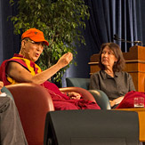Далай-лама прочел публичную лекцию о воспитании сердца и принял участие в беседе о служении