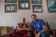 Его Святейшество Далай-лама и Рави Шастри, бывший капитан сборной Индии по крикету и спортивный комментатор в Ассоциации крикета штата Химачал-Прадеш. Дхарамсала, Индия. 17 октября 2014 г. Фото: Тензин Чойджор (офис ЕСДЛ)