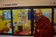 Его Святейшество Далай-лама на выставке, посвященной Тибету, в школе им. Джона Оливера. Ванкувер, Канада. 21 октября 2014 г. Фото: Джереми Рассел (офис ЕСДЛ)