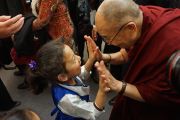 Его Святейшество Далай-лама прощается с маленькой девочкой, покидая школы им. Джона Оливера. Ванкувер, Канада. 21 октября 2014 г. Фото: Джереми Рассел (офис ЕСДЛ)