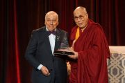 Его Святейшество Далай-лама вручает премию детского фонда "Lift the Children" Джаваду Мовафагиану. Ванкувер, Канада. 21 октября 2014 г. Фото: Джереми Рассел (офис ЕСДЛ)