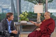 Крис Андерсон, куратор конференций TED, берет интервью у Его Святейшества Далай-ламы. Ванкувер. Канада. 22 октября 2014 г. Фото: Джереми Рассел (офис ЕСДЛ)