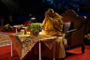 Его Святейшество Далай-лама проводит подготовительные ритуалы перед началом учений. Ванкувер, Канада. 23 октября 2014 г. Фото: Джереми Рассел (офис ЕСДЛ)