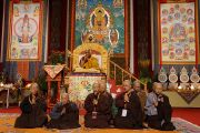 Перед началом учений Его Святейшества Далай-ламы китайские монахи прочитали "Сутру сердца". Ванкувер, Канада. 23 октября 2014 г. Фото: Джереми Рассел (офис ЕСДЛ)
