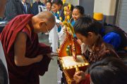 По прибытию на место проведения учений Его Святейшество Далай-ламу встречают традиционными подношениями. Ванкувер, Канада. 23 октября 2014 г. Фото: Джереми Рассел (офис ЕСДЛ)
