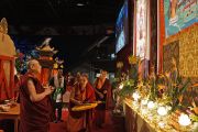 Его Святейшество Далай-лама осматривает сцену в зале проведения учений. Ванкувер, Канада. 23 октября 2014 г. Фото: Джереми Рассел (офис ЕСДЛ)