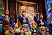 Перед начало второй сессии учений Его Святейшества Далай-ламы тибетские женщины исполнили народные песни. Ванкувер, Канада. 23 октября 2014 г. Фото: Пола Уоллис