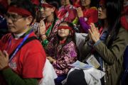 Участники учений, получающие от Далай-ламы посвящение Авалокитешвары, с символическими красными повязками на глазах. Ванкувер, Канада. 23 октября 2014 г. Фото: Пола Уоллис