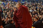 Его Святейшество Далай-лама прощается со слушателями по окончании учений. Ванкувер, Канада. 23 октября 2014 г. Фото: Джереми Рассел (офис ЕСДЛ)