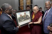 В баптистской церкви на 16-й улице Его Святейшеству Далай-ламе подарили фотографию на память о посещении Бирмингема. США, Бирмингем, штат Алабама. 25 октября 2014 г. Фото: Сонам Зоксанг