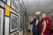 Его Святейшество Далай-лама осматривает экспозицию, посвященную историческим событиям времен борьбы за гражданские права в мемориальной комнате баптистской церкви на 16-й улице в Бирмингеме.  США, штат Алабама. 25 октября 2014 г. Фото: Лиза Коул
