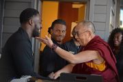 Его Святейшество Далай-лама шутливо приветствует персонал гостиницы. США, Бирмингем, штат Алабама. 25 октября 2014 г. Фото: Сонам Зоксанг