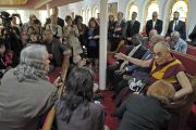 Его Святейшество Далай-лама беседует с журналистами во время посещения баптистской церкви на 16-й улице в Бирмингеме. США, штат Алабама.  25 октября 2014 г. Фото: Сонам Зоксанг