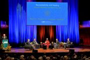 Его Святейшество Далай-лама и другие эксперты на конференции "Нейропластичность и исцеление" в Бирмингемском университете Алабамы. США, Бирмингем, штат Алабама. 25 октября 2014 г. Фото: Сонам Зоксанг
