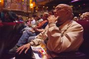 Зрители в зале театра Алабамы во время межрелигиозной встречи с участием Его Святейшества Далай-ламы. 26 октября 2014 г. США, Бирмингем, штат Алабама. Фото: Лиза Коул