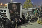Ранним утром почитатели Его Святейшества Далай-ламы ожидают его приезда у театра Алабамы. 26 октября 2014 г. США, Бирмингем, штат Алабама. Фото: Сонам Зоксанг