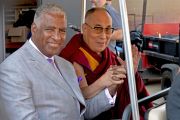 ЕГо Святейшество Далай-лама и мэр Бирмингема на стадионе "Риджентс Филд". 26 октября 2014 г. США, Бирмингем, штат Алабама. Фото: Сонам Зоксанг