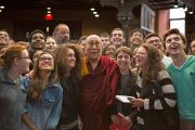 Его Святейшество Далай-лама фотографируется со студентами Принстонского университета после встречи в Зеленой библиотеке ректора. 28 октября 2014 г. Нью-Джерси, США. Фото: Denise Applewhite