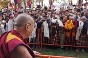 Его Святейшество Далай-лама приветствует своих сторонников, собравшихся, чтобы поприветствовать его, в Принстонском университете. 28 октября 2014 г. Нью-Джерси, США. Фото: Джереми Рассел (офис ЕСДЛ)